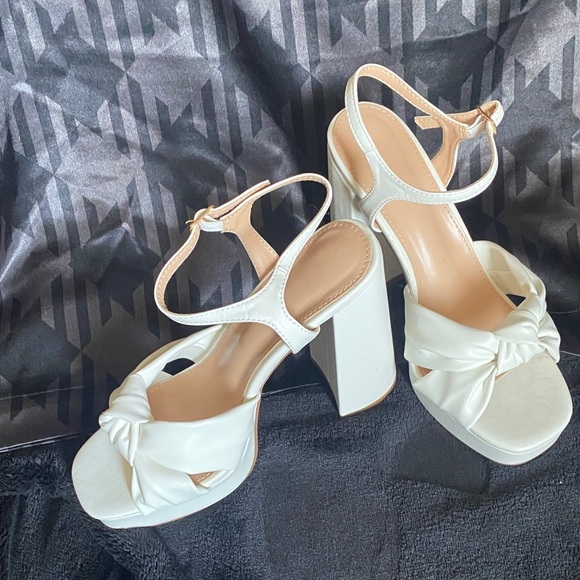 Elegant Cream Bow Heels - Picture 2 of 11